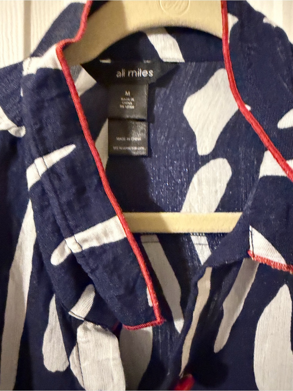 Ali Miles Navy & White Abstract Button-Front Shirt with Red Piping - Picture 2 of 2